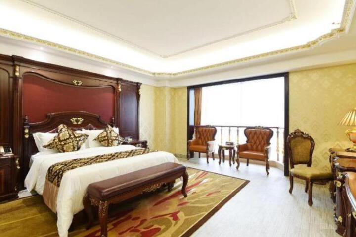 Room 13 of 38
