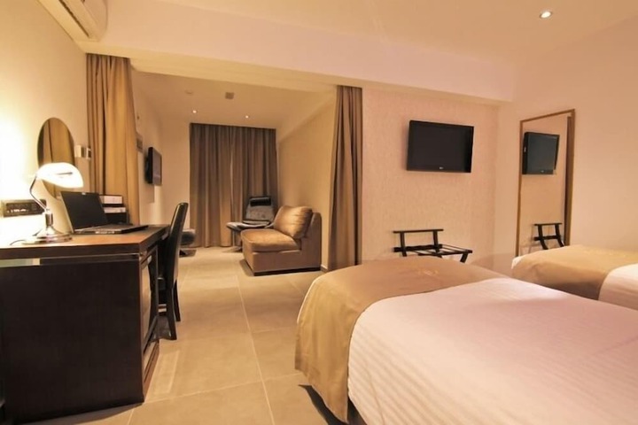Room 10 of 48