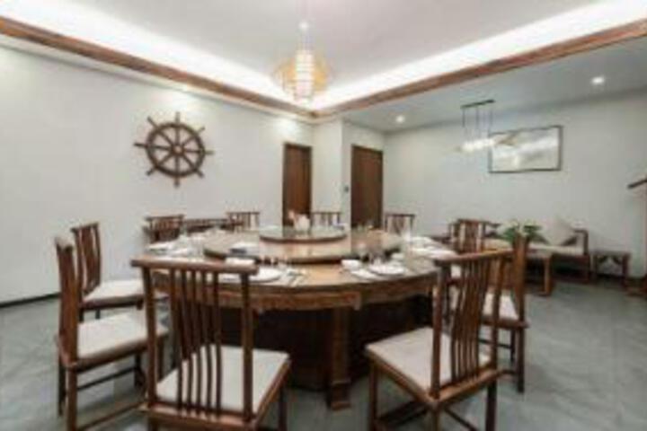 Dining 11 of 23