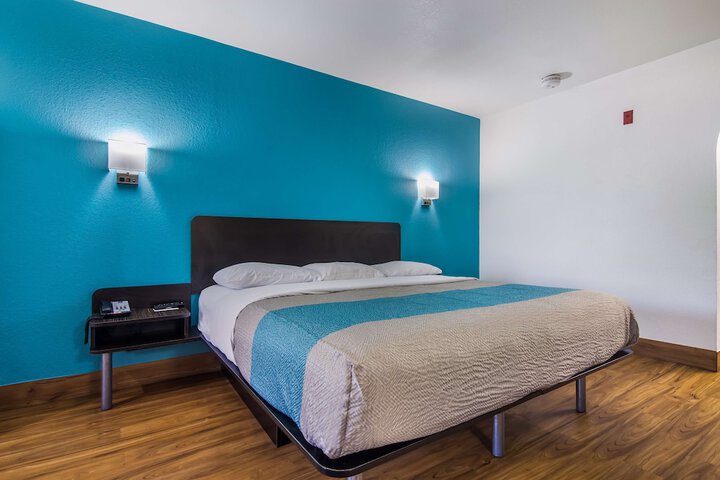 Room 7 of 32
