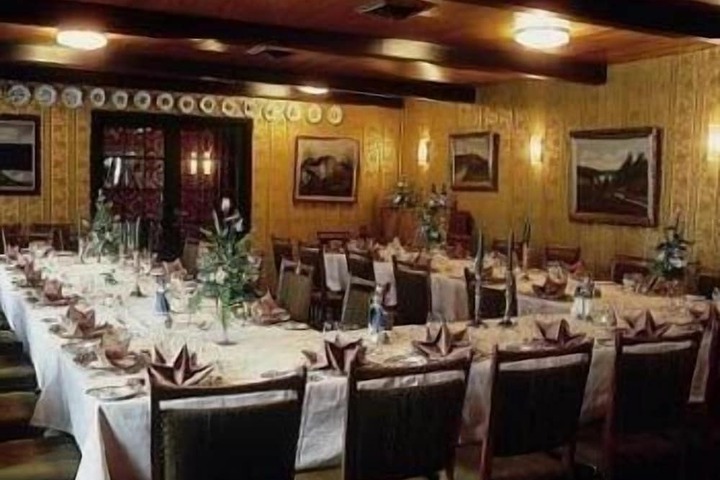 Ballroom/Hall 15 of 23