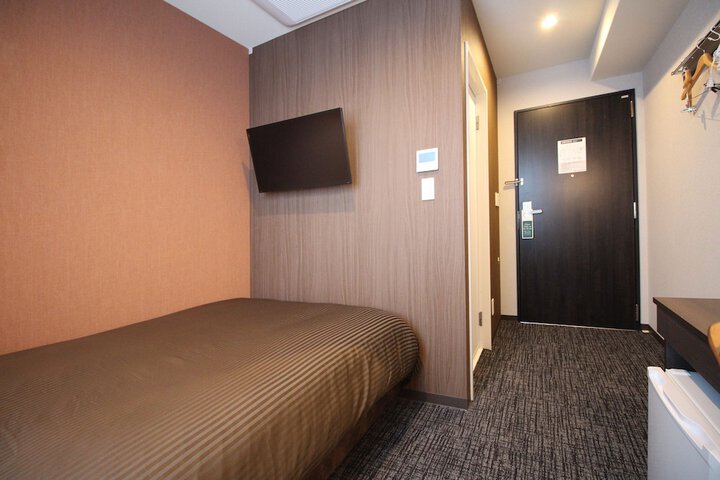 Room 4 of 28