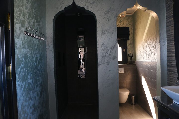 Room 42 of 97