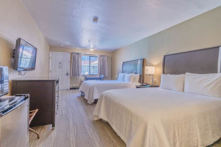 Standard Quadruple Room 2 Queen Beds (20 of 27)