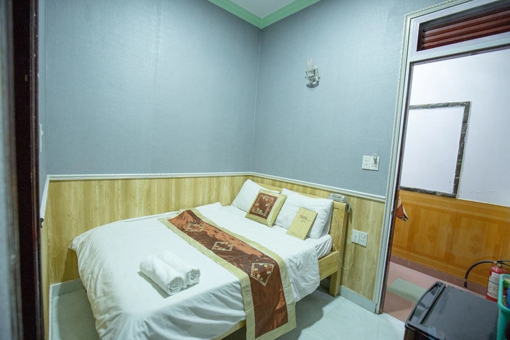 Room 5 of 12