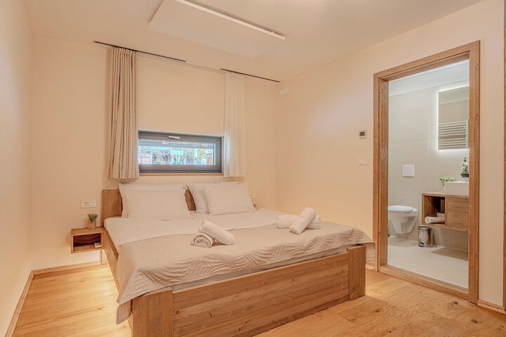 Room 10 of 31