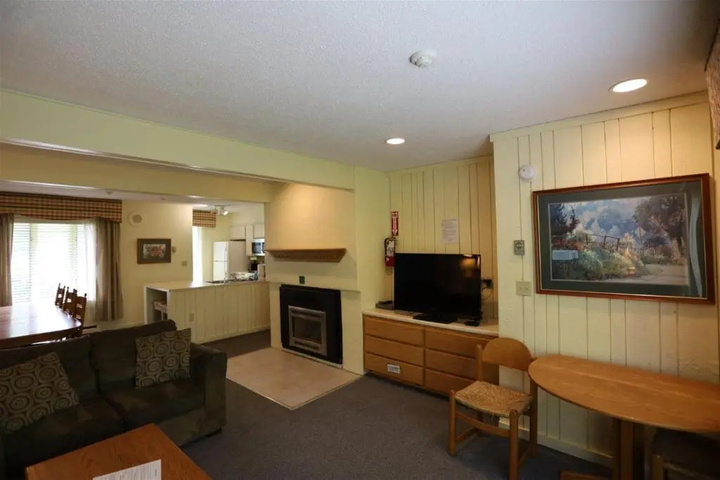 Room 4 of 9