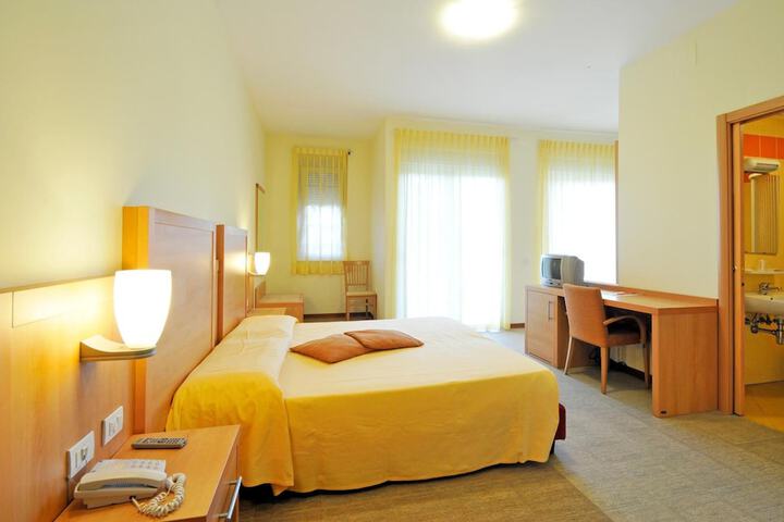 Room 4 of 32