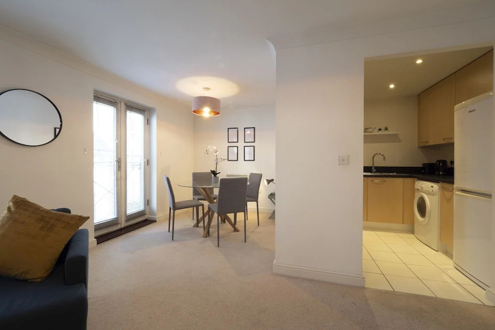 Spacious Townhouse Near the City Centre