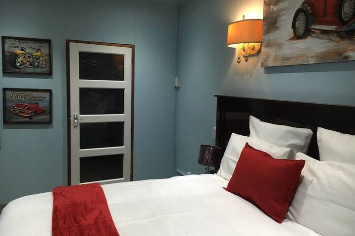 Room 10 of 18