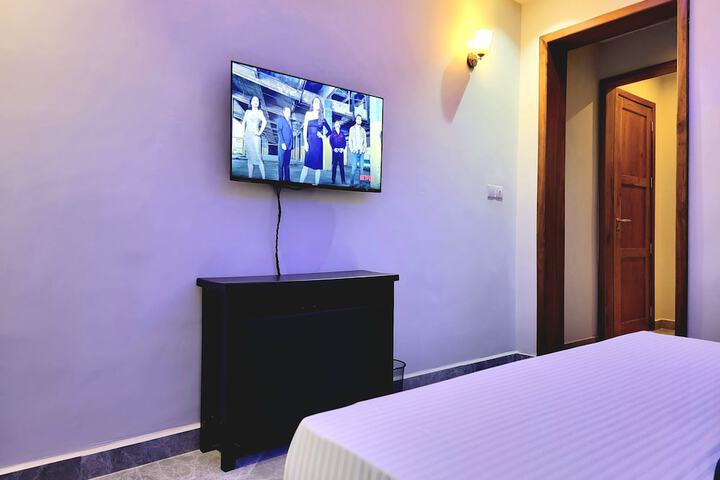 Room 6 of 12