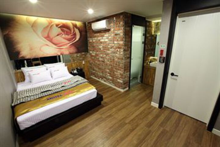 Room 17 of 30