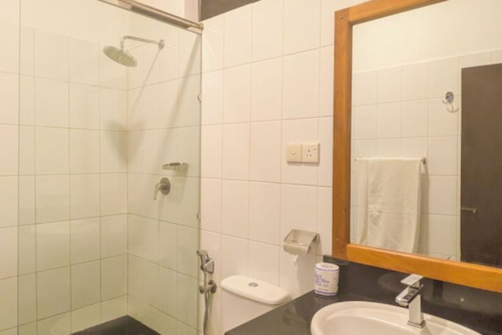 Room 6 of 18