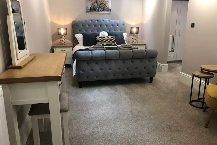 Room 5 of 12