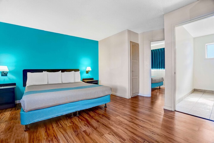 1 King Bed (9 of 13)