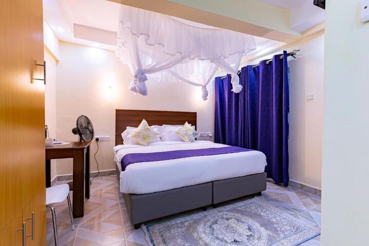 Room 4 of 18
