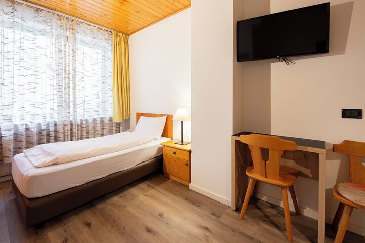 Room 13 of 25