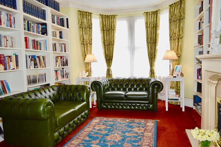 Room 4 of 9