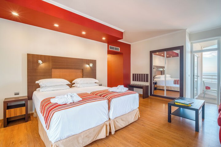Room 13 of 76