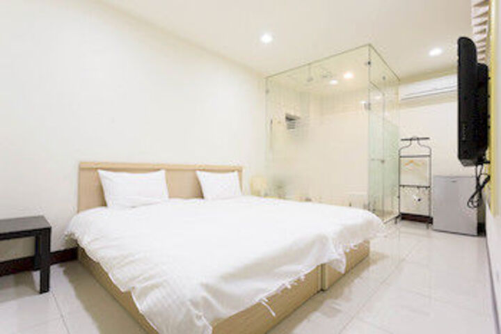 Room 4 of 7