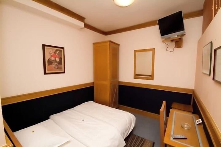 Room 19 of 40