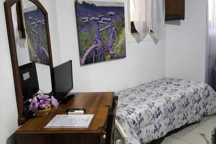 Room 32 of 65