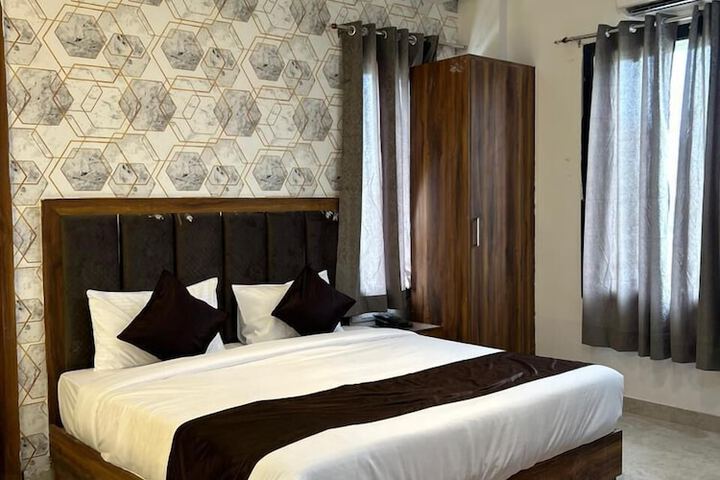 Room 5 of 12