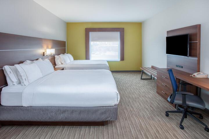 2 Queen Beds (5 of 15)
