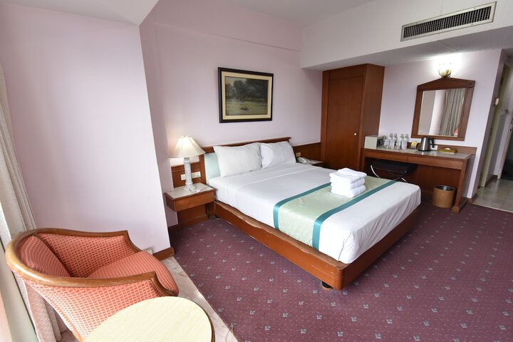 Room 5 of 32