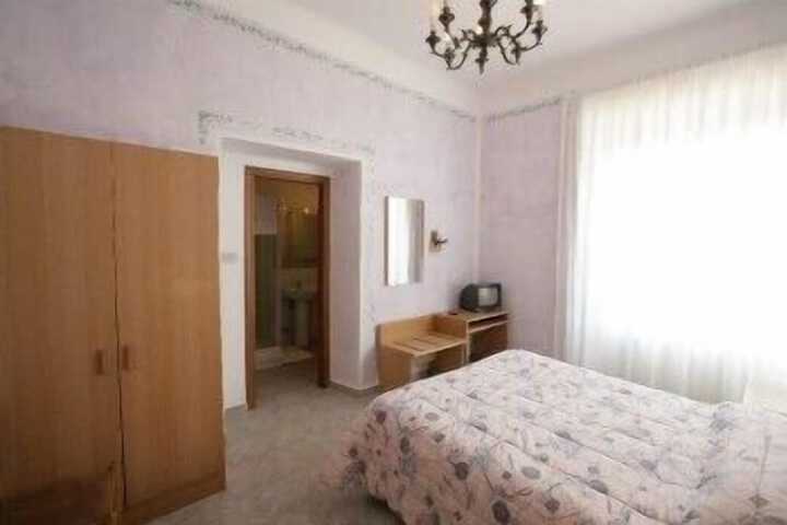 Room 10 of 37