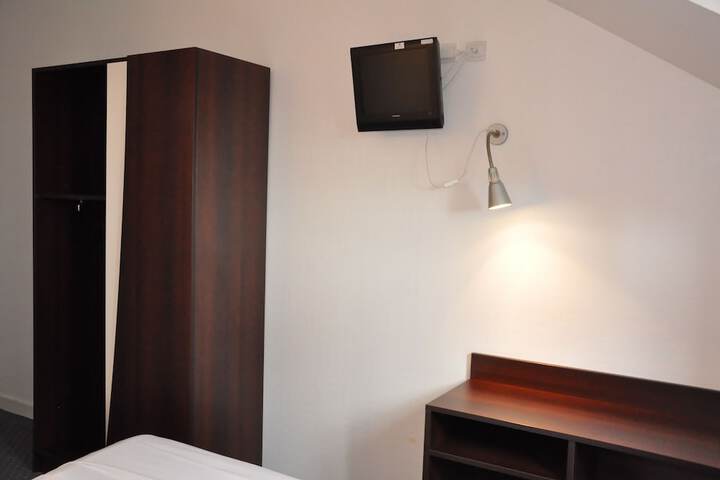Room 18 of 98