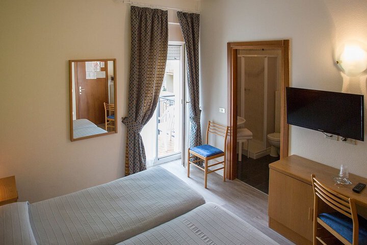 Room 10 of 32