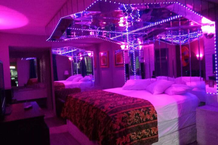 1 King Bed (2 of 4)