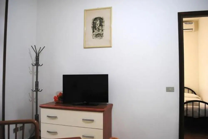 Room 4 of 10