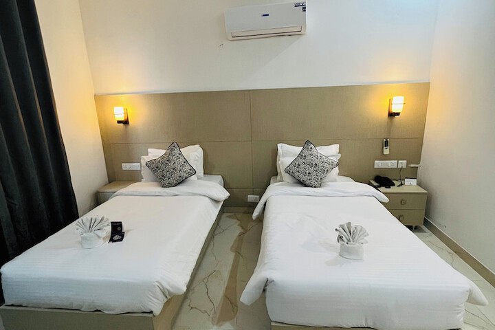 Room 11 of 40