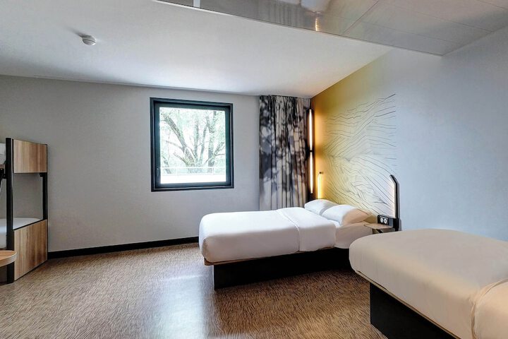 Room 13 of 44
