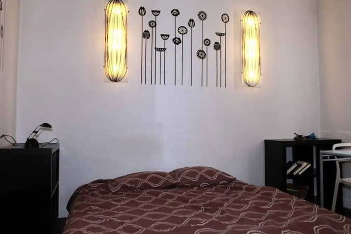 Room 2 of 10