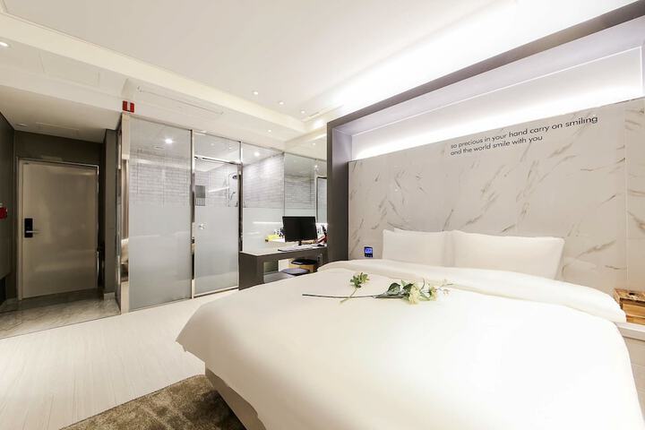 Room 4 of 74