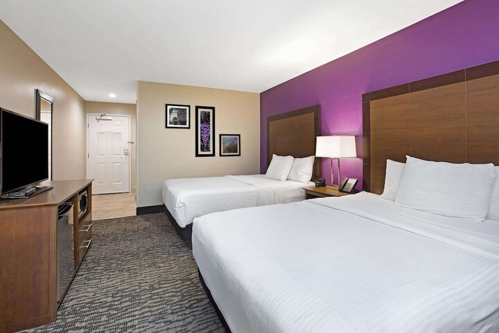 Standard Room, King or Two Doubles (8 of 12)