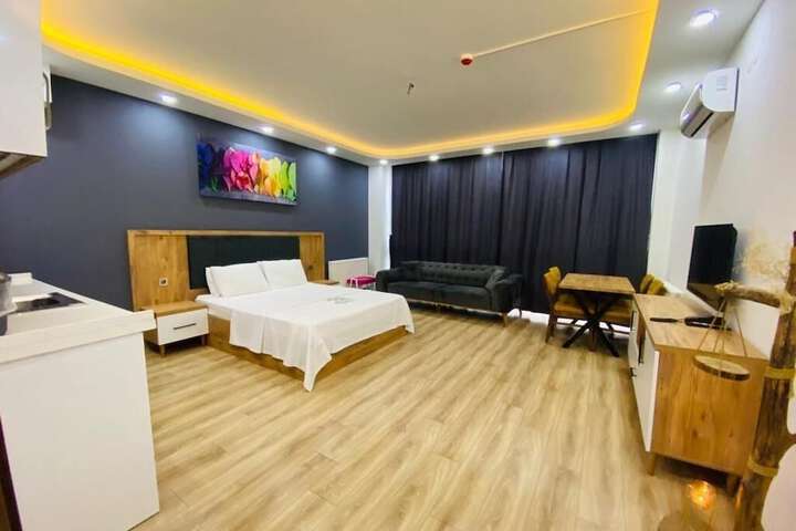 Room 4 of 7