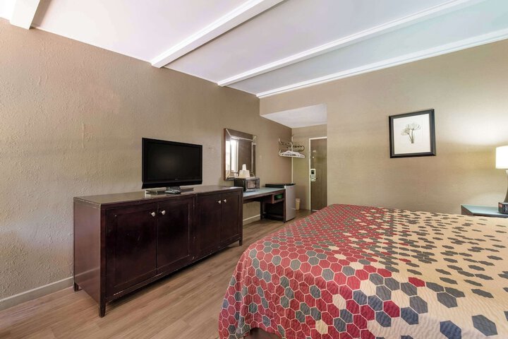 1 King Bed (7 of 7)