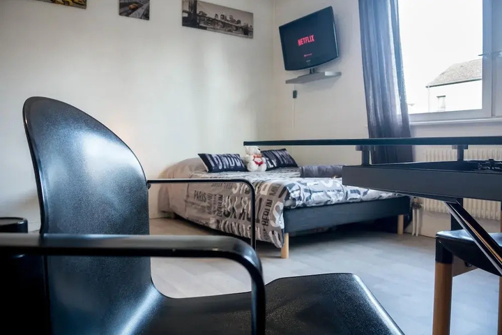 Room 6 of 12