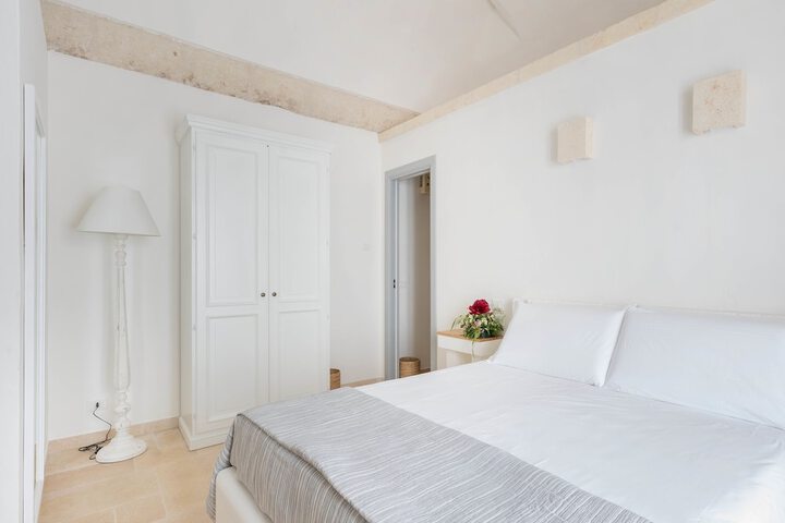 Room 8 of 90