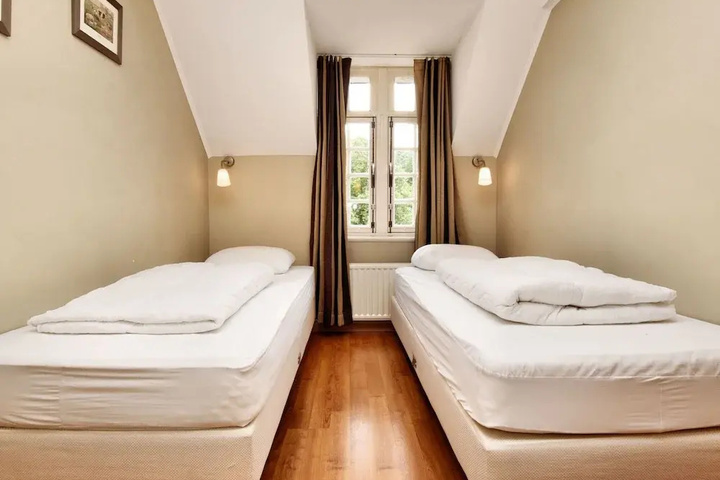 Room 4 of 20