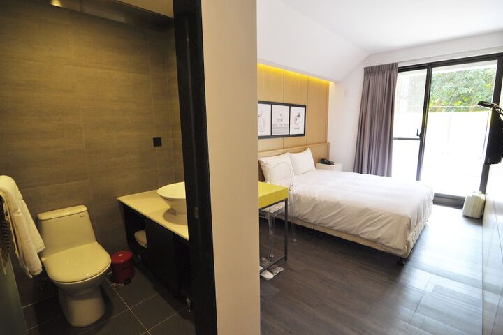 Room 11 of 28