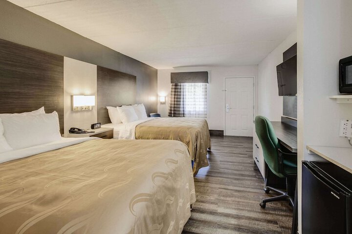2 Queen Beds (4 of 10)