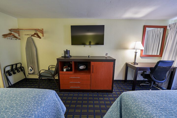 2 Queen Beds (5 of 10)