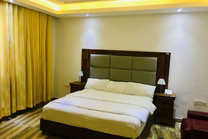 Room 17 of 38