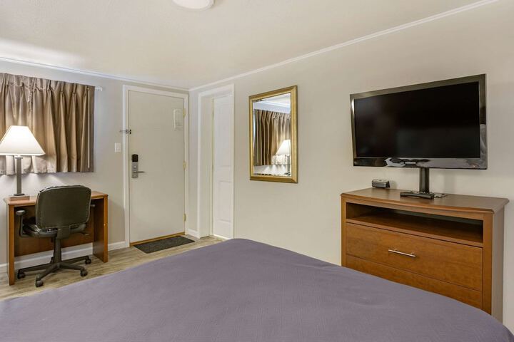 1 Queen Bed (2 of 12)
