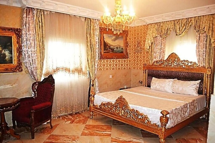 Room 33 of 61